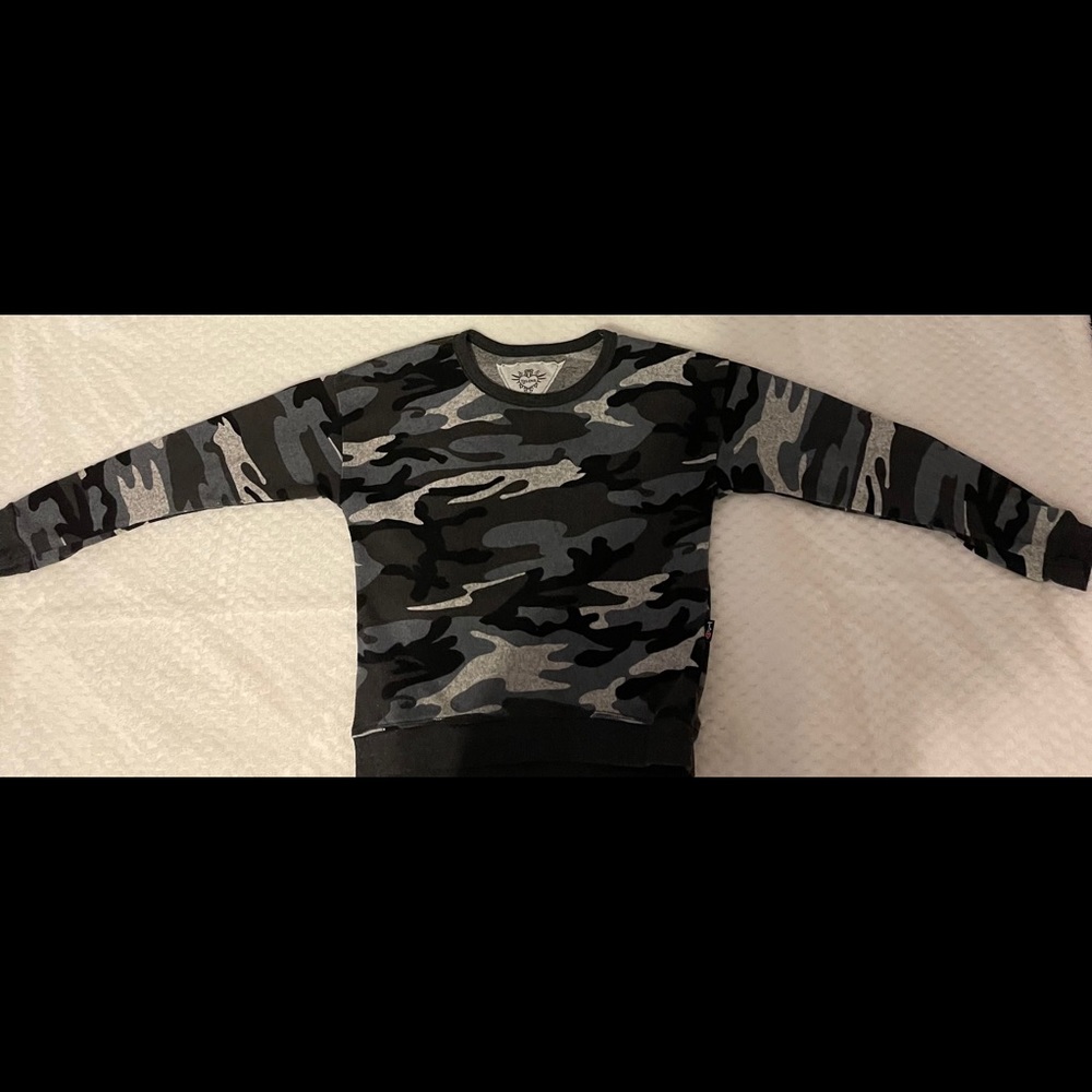 Long sleeves camo t-shirt.